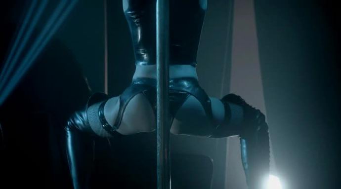 Když je Ben nalezen brutálně zavražděn, je elita města do základu otřesena. 