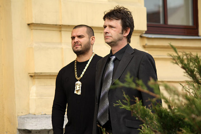 Film pojednává o brutální vraždě mladé učitelky, kterou mají na svědomí tři násilničtí mladíci z jedné základní školy. 