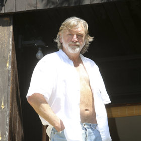 Vladimír Kratina je český herec, zpěvák, písničkář a producent.