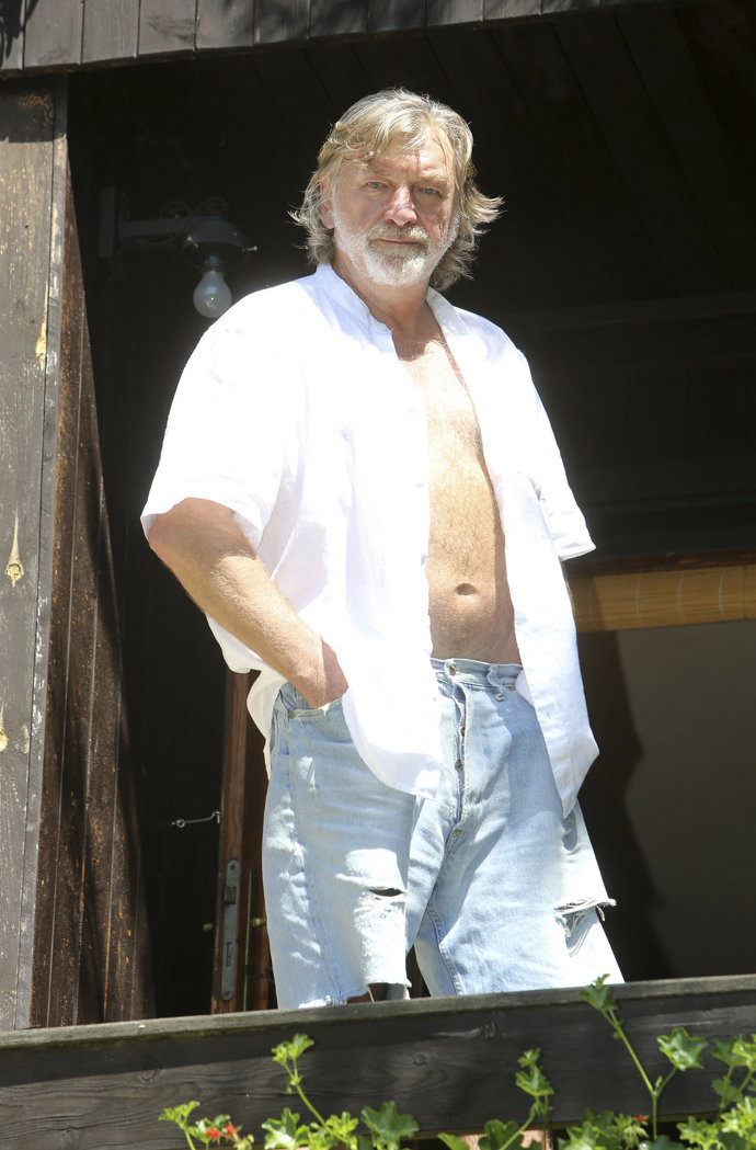 Vladimír Kratina je český herec, zpěvák, písničkář a producent.