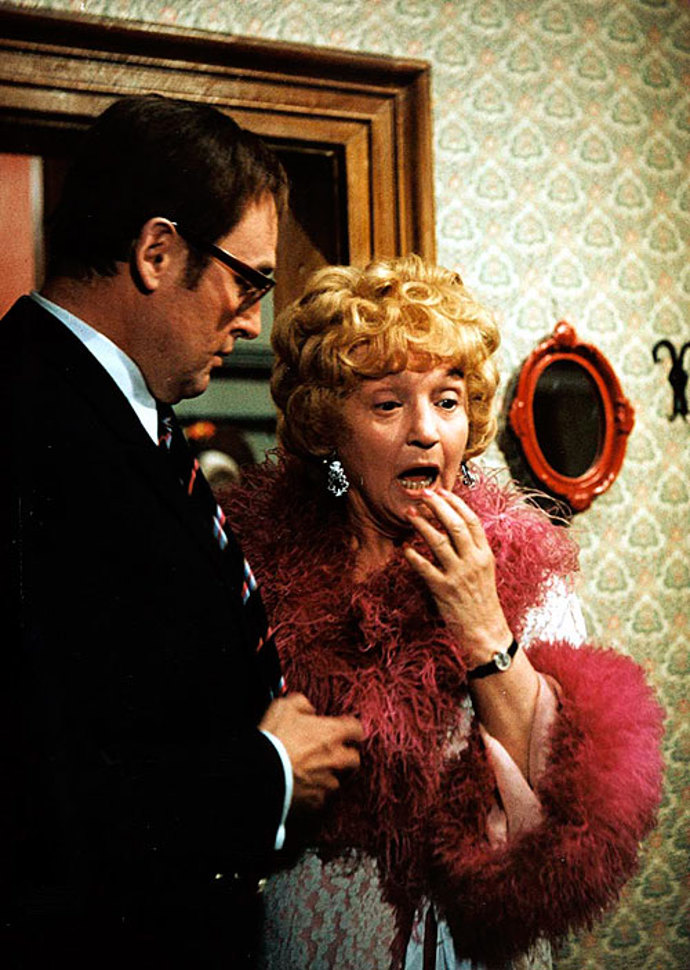 Oba gangy i policie povolají do města Springtownu posily, což skončí jen dalším masakrem. To těžce nese také Camelova bytná.