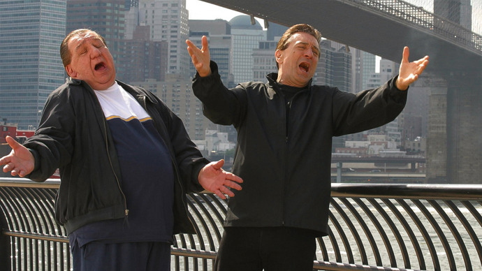 Když se pak gangster nervově zhroutí, je doktor povolán do věznice, aby ho vyšetřil a zjistil, zda svůj stav pouze nepředstírá. Podrobí gangstera řadě bolestivých testů a pak prohlásí, že Paul trpí psychosomatickou poruchou, která se může vyvinout ve schizofrenii.