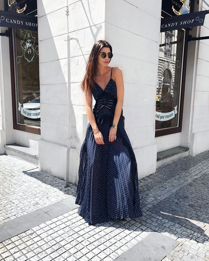 Maxi šaty Moničině vysoké a štíhlé postavě velmi sluší. Tyto pochází od návrhářů SELF-PORTRAIT.