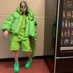Billie Eilish ve své oblíbené neonově zelené barvě. Velké oblečení, které nijak nezdůrazňuje postavu. To je styl této americké zpěvačky.