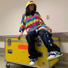 Billie Eilish během svého koncertního turné. Na fotce ze zákulisí pražského koncertu. 