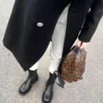 Módní redaktorka má styl, i když je pořádná zima. Důkazem je tomu i tato fotka. Monika vyrazila v kabátu Saint Laurent, kalhoty má od Isabel Marant a boty od Bottega Veneta. To vše doplnila praktickým batůžkem Louis Vuitton.