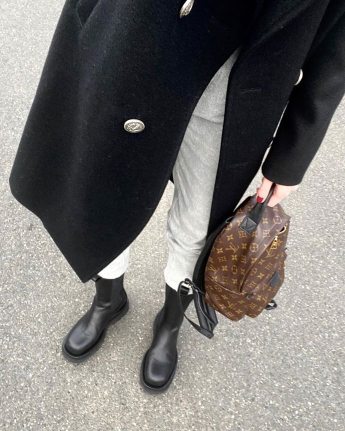 Módní redaktorka má styl, i když je pořádná zima. Důkazem je tomu i tato fotka. Monika vyrazila v kabátu Saint Laurent, kalhoty má od Isabel Marant a boty od Bottega Veneta. To vše doplnila praktickým batůžkem Louis Vuitton.