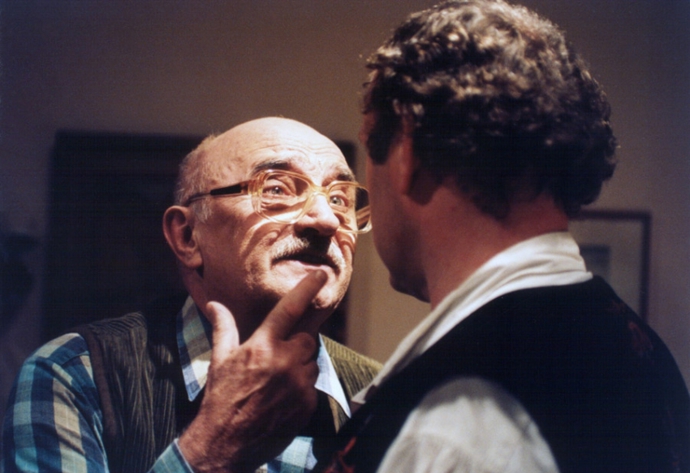 Na popud přítele Viktora se Mikuláš rozhodne přijmout nabídku agentury, obstarávající společníky pro osamělé dámy.