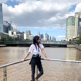 Takto Moniku potkáte ve volném čase. Džíny, tričko a tenisky, to je její oblíbená volnočasová kombinace.