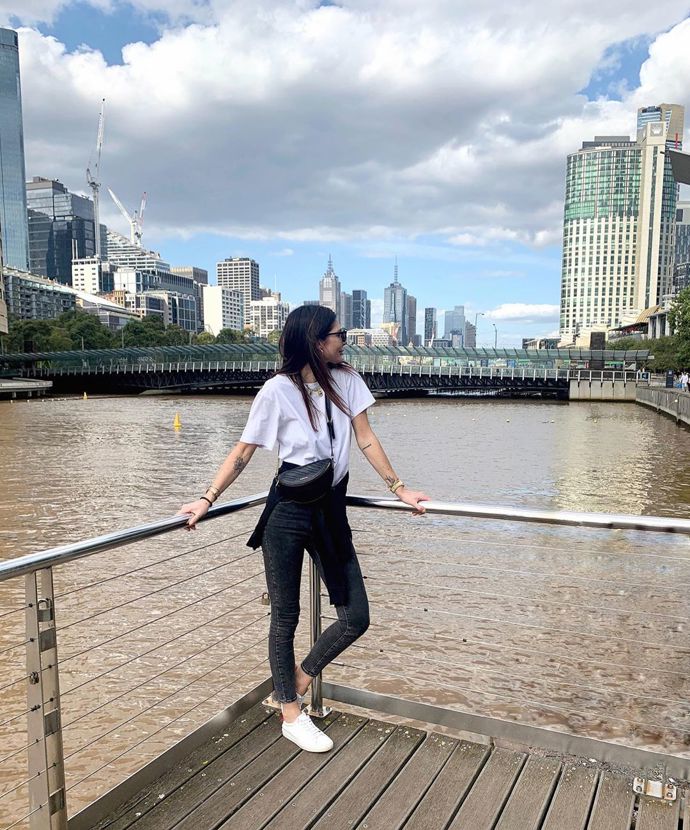 Takto Moniku potkáte ve volném čase. Džíny, tričko a tenisky, to je její oblíbená volnočasová kombinace.