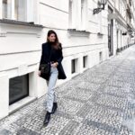 A takhle si Monika Marešová vyrazila do města. Vysoké džíny z dílny Isabel Marant, boty od Diora a kabelka od Givenchy působí jako pohodlný outfit na nákupy.