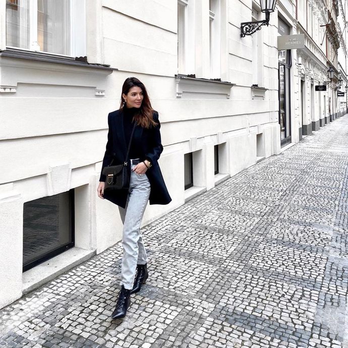 A takhle si Monika Marešová vyrazila do města. Vysoké džíny z dílny Isabel Marant, boty od Diora a kabelka od Givenchy působí jako pohodlný outfit na nákupy.