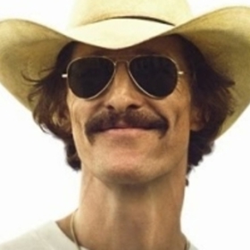 Ron založí Dallas Buyers Club, přes který se léky – v rámci zdravotního systému zakázané – dostávají k nemocným. 