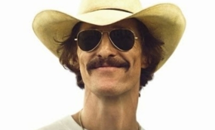 Ron založí Dallas Buyers Club, přes který se léky – v rámci zdravotního systému zakázané – dostávají k nemocným. 