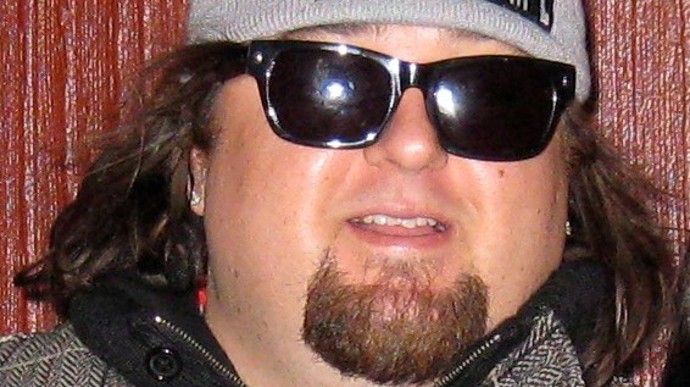 Chumlee je černou ovcí pořadu. Měl opletačky s policií, mimo jiné kvůli napadení a přechovávání drog a zbraní. Vyvázl s podmínkou...