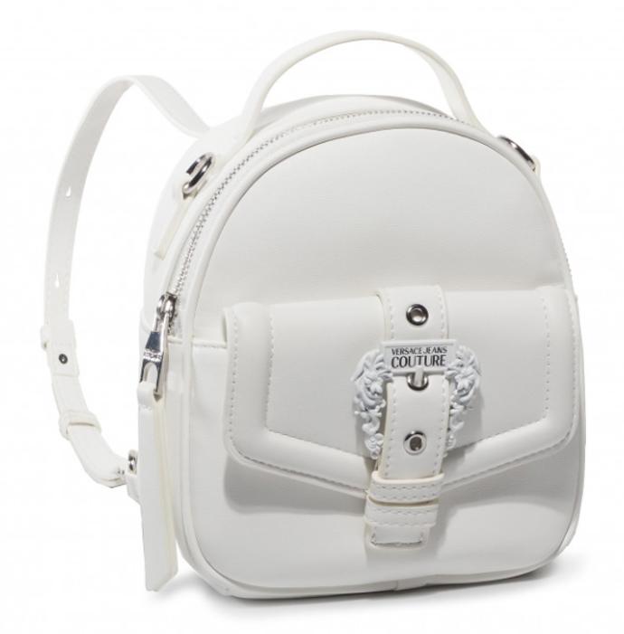 Batohy prodávají i takové známé značky jako je Versace. Tento kousek je vyrobený z eko kůže a bude se vám hodit jak k džínové bundě, tak k šatům.