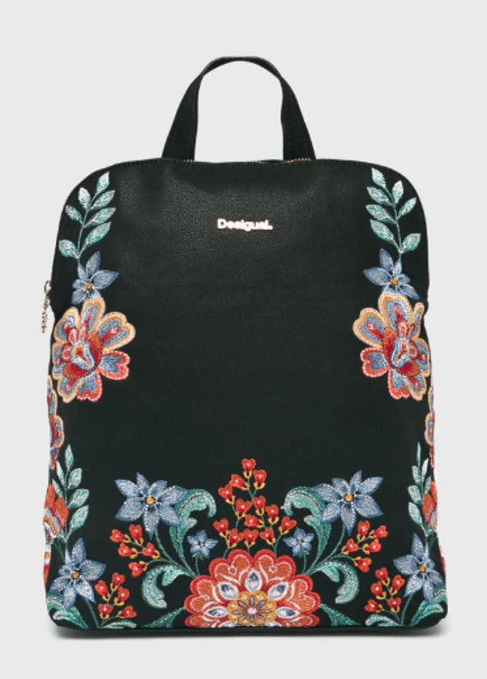 Batoh s barevným květinovým vzorem bude tou pravou výbavou na jaro. Jeho pohodlnost zajišťují nastavitelné popruhy a ucho do ruky.