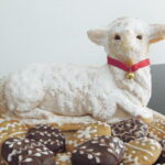 Babiččin beránek
Suroviny:
3 vejce
150 g pískového cukru
100 g medu z rodinné farmy Pleva
1 máslo (Stelu, Heru)
1 tvaroh ve vaničce
300 g polohrubé mouky
1 prášek do pečiva
citronová kůra
100 g rozinek + 100 g sušených švestek
Postup:
Žloutky s medem, cukrem a tukem ušlehejte do pěny. Přidejte tvaroh a mouku s práškem do pečiva, nakonec posekané sušené ovoce a tuhý sníh z bílků. Pečte v dobře vymazané a vysypané formě na 180 °C asi 45 až 60 minut. Vždy respektujte zkušenosti s vlastní troubou. Po vychladnutí můžete polít čokoládou.