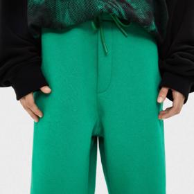 I těmito bermudami můžete obohatit svůj šatník. Pochází z dílny Billie Eilish. Dají se sehnat v e-shopech či kamenných obchodech. 