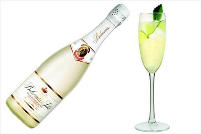 Koktejl HUGO

Budete potřebovat:

Dva cl bezového sirupu, limetku, mátu, Bohemia Sekt nealkoholický

Jak na drink:

Do skleničky vložte kostky ledu, zalijte nealkoholickým Bohemia Sektem, přidejte bezový sirup a trochu vymačkané limetky. Na závěr ozdobte mátou.