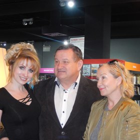 Basiková se objevila i na dalším albu Shutdown z roku 1989, které byla natočeno v angličtině. Roku 1988 vychází druhé elpíčko Precedensu s názvem Věž z písku. To ale na rozdíl od debutu Doba ledová nebylo postaveno jen na Basikové, stejně jako i třetí deska Pompeje.