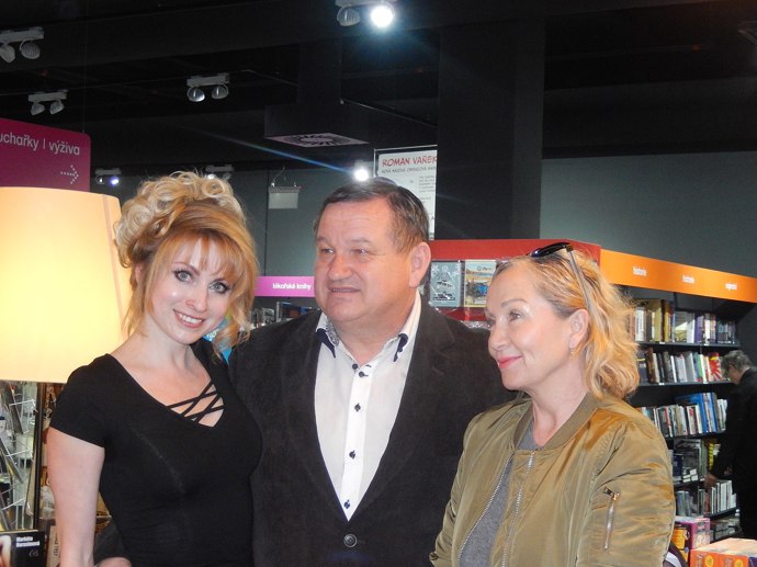 Basiková se objevila i na dalším albu Shutdown z roku 1989, které byla natočeno v angličtině. Roku 1988 vychází druhé elpíčko Precedensu s názvem Věž z písku. To ale na rozdíl od debutu Doba ledová nebylo postaveno jen na Basikové, stejně jako i třetí deska Pompeje.