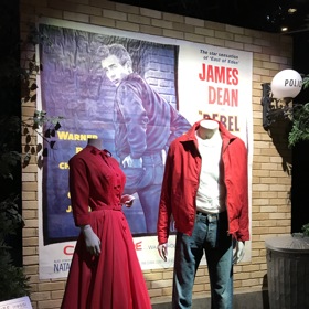 Odchází do New Yorku, hraje na Brodwayi a je přijat do Actors Studia, kde se stává jeho učitelem Elia Kazan.