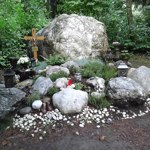 Ve skutečnosti roli Vinetoua získal jen náhodou. Původně ji mělo získat pár dalších herců, nakonec jej však filmový producent Horst Wendlandt zahlédl na filmovém festivalu v Berlině, kdy byl ještě poněkud neznámý.