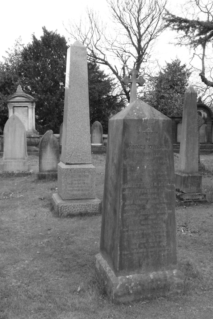 Sport a studium začínají být vytlačovány herectvím. Nejprve se Dean objevuje v reklamě, později hraje bezvýznamné malé role v několika filmech a televizních pořadech.