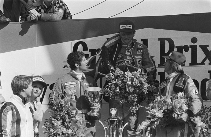 Lauda se řítil po trati svým vozem Ferrari rychlostí více než 250 km/h k místu zvanému Bergwerk, když jeho vůz neovladatelně zatočil doprava a narazil do plotu, který ho následně vymrštil zpět na dráhu. Do vraku poté narazil pilot Brett Lunger. 