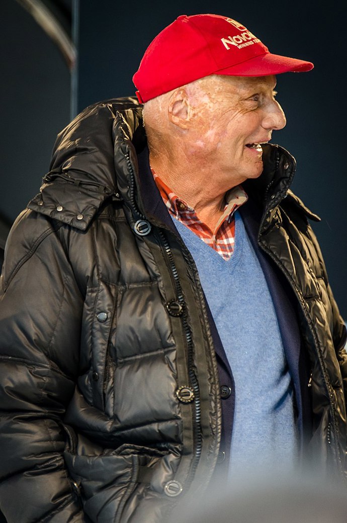 Andreas Nikolaus „Niki“ Lauda byl rakouský pilot Formule 1, trojnásobný mistr světa z let 1975, 1977 a 1984, spolu-komentátor závodů na německé televizi RTL a pilot a majitel letecké společnosti Lauda Air a Niki. 