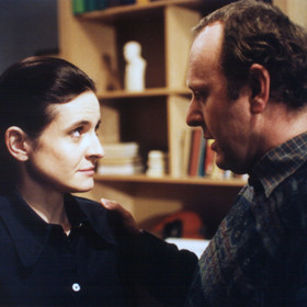 A ještě ke všemu je majitelem velkého psiska, jež je zdrojem neutuchajících problémů.