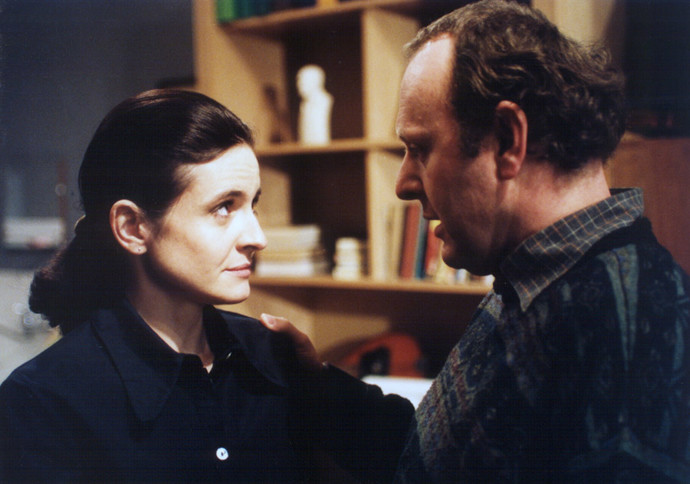 A ještě ke všemu je majitelem velkého psiska, jež je zdrojem neutuchajících problémů.