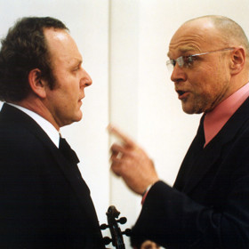 Mikuláš Mysliveček je ušlápnutým učitelem hudby s nízkým platem.