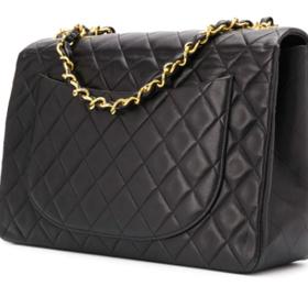 Zadní kapsička je pro bankovky a má být symbolem emancipace. 