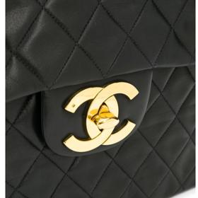 Zámeček má připomínat to, že se návrhářka nikdy nevdala. 