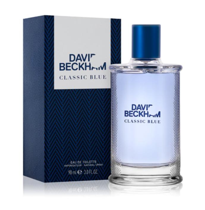 Parfém Classic Blue. V této vůni ucítíte jablko, ananas či grapefruit. Vůně je na trhu od roku 2014.