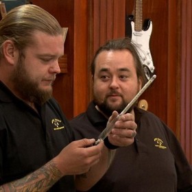 Rickovi pomáhá Corey Harrison (vlevo) a jeho kamarád z dětství Austin Lee Rusell. Ten má přezdívku Chumlee.