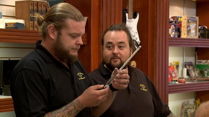 Rickovi pomáhá Corey Harrison (vlevo) a jeho kamarád z dětství Austin Lee Rusell. Ten má přezdívku Chumlee.