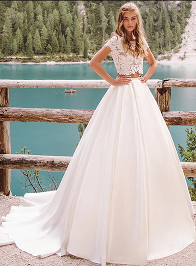 Crop top šaty jsou vhodné pro ženy s plochým bříškem, kde vynikne vaše dokonalá postava,