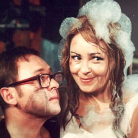 V bytě nic netušícího učitele literatury George Camela (Lubomír Lipský) se začnou objevovat mrtvoly, kdykoli otevře dveře.