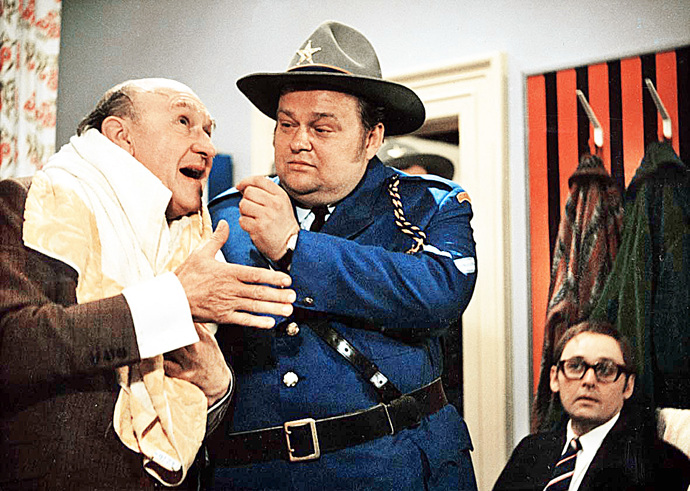 Neschopná policie – strážník Brooks (Jan Libíček) a komisař Sheridan (František Filipovský) – z vražd nejprve obviní učitele Camela.