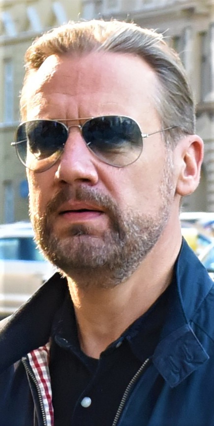 V letech 1991 až 1995 působil v Národním divadle, v letech 1995 až 2002 v Divadle Komedie a od roku 2002 je opět členem činohry Národního divadla.