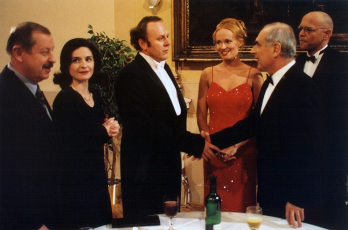 Zakřiknutý kantor se tak poznává s bankovní ředitelkou Jiřinou Sukovou, která je přitažlivá, emancipovaná, rozvedená a navíc má sedmiletého syna.