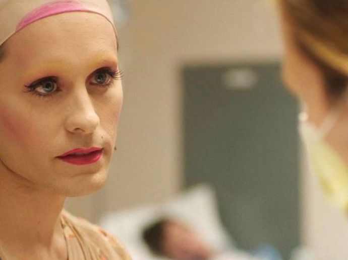 Při pobytu v nemocnici se seznámí s Rayonem, transsexuálem, který má stejnou diagnózu. Postupem času si na sebe zvyknou, a Rayon tak dokáže zmírnit Ronův odpor k homosexuálům. 