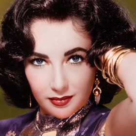 Krásná Elizabeth Taylor (*27. února 1932) patřila k největším hollywoodským hvězdám. Díky svůdnému pohledu a vosímu pasu se stala sexsymbolem své doby!