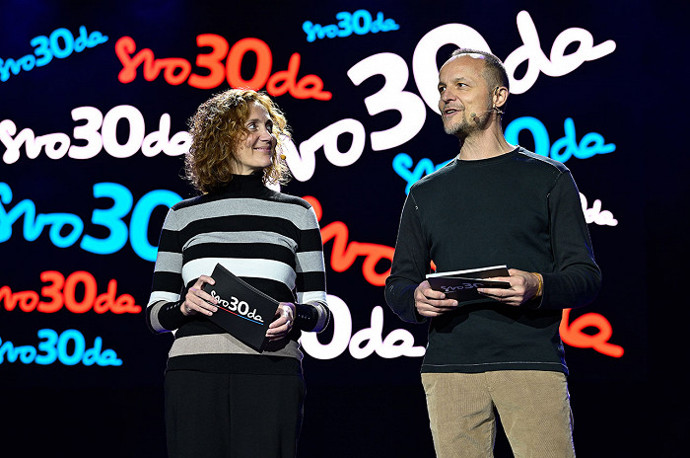 V prvopočátcích byla na hledání osob najata detektivní agentura, poté se toho ujaly dvě redaktorky.