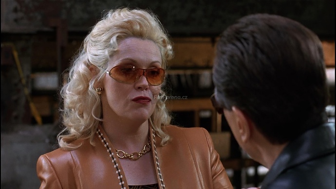 Ani jako prodavač aut, ani jako číšník, ani ve zlatnictví však příliš neuspěje, protože se nedokáže zbavit mafiánských způsobů.