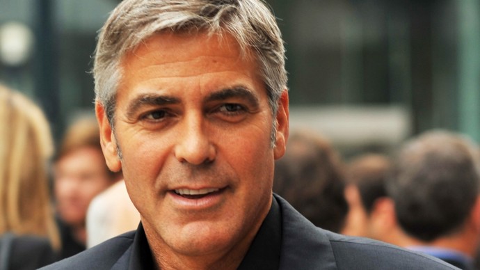 Uvažovalo se, že by film mohl režírovat George Clooney.