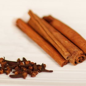 Smíchejte hřebíček se 1/4 čajové lžičky mletého zázvoru a špetkou mleté skořice. Všechno přelijte dvěma šálky vařící vody a do každého šálku přimíchejte dvě lžíce medu. Hřebíček působí jako antiseptikum, zázvor a skořice mají protizánětlivé účinky.